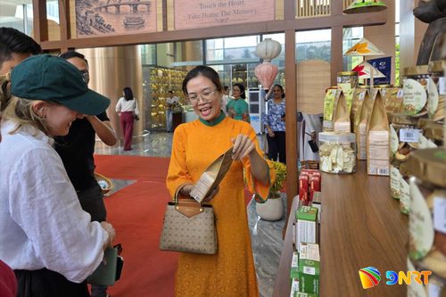 Du khách tìm hiểu sản phẩm địa phương tại không gian “Tinh hoa Đà Nẵng”. Ảnh: NAM BÌNH