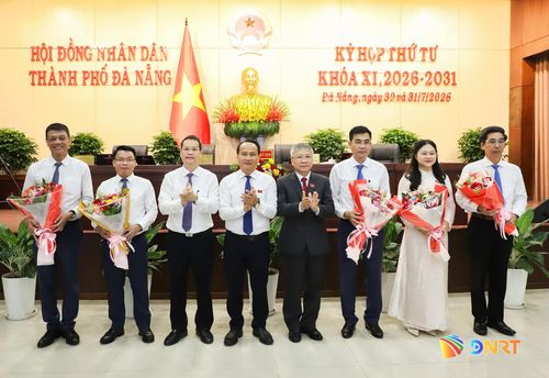Lãnh đạo thành phố tặng hoa chúc mừng các cá nhân nhận nhiệm vụ công tác mới. Ảnh: PV