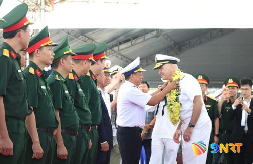 Lễ đón tàu diễn ra trang trọng. Ảnh: NGỌC HÀ