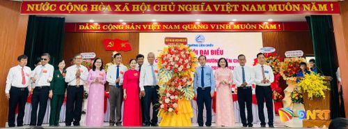 Lãnh đạo phường Liên Chiểu tặng hoa chúc mừng đại hội. Ảnh: PHẠM BÌNH