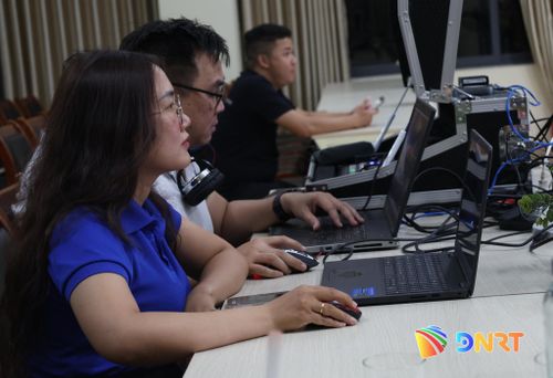 Cán bộ đoàn, đoàn viên, thanh niên tham gia tìm hiểu về công tác thông tin đối ngoại. Ảnh: NGỌC HÀ