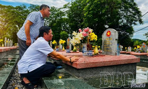 Hơn 20 năm qua, gia đình ông Nguyễn Thao Hùng không ngừng tìm kiếm thông tin về liệt sĩ Nguyễn Viết Nhượng tại các nghĩa trang liệt sĩ ở tỉnh Điện Biên.