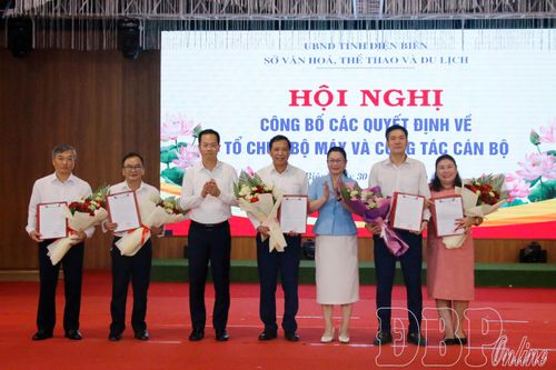 Các cán bộ nhận quyết định điều động, bổ nhiệm lãnh đạo các phòng chuyên môn và đơn vị trực thuộc Sở Văn hóa, Thể thao và Du lịch.