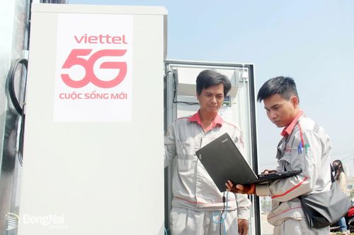 Nhân viên kỹ thuật của Viettel Đồng Nai lắp đặt các trạm phát sóng 5G tại xã An Phước, thành phố Đồng Nai. Ảnh: Hải Quân