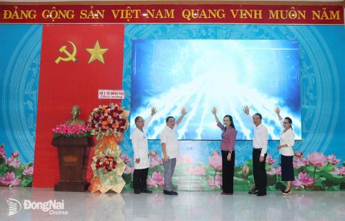 Ủy viên Ban Thường vụ Thành ủy, Bí thư Đảng ủy, Chủ tịch HĐND phường Bình Phước Giang Thị Phương Hạnh và lãnh đạo phường thực hiện nghi thức nhấn nút phát động chương trình. Ảnh: Quang Minh