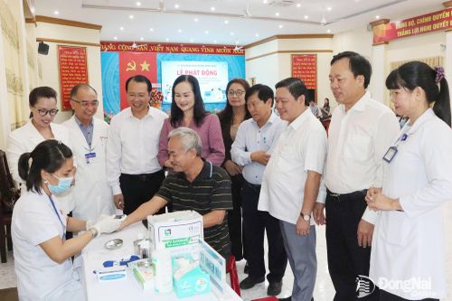 Lãnh đạo phường Bình Phước thăm, động viên các y, bác sĩ thực hiện công tác khám bệnh sau lễ phát động. Ảnh: Quang Minh