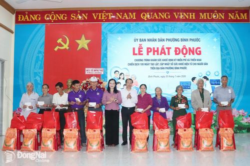 Ủy viên Ban Thường vụ Thành ủy, Bí thư Đảng ủy, Chủ tịch HĐND phường Bình Phước Giang Thị Phương Hạnh và lãnh đạo phường tặng quà cho gia đình chính sách trên địa bàn. Ảnh: Quang Minh
