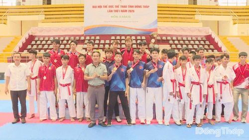 Đại diện Ban Tổ chức trao huy chương cho các vận động viên đạt thành tích cao.