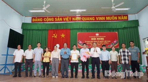 Lãnh đạo xã Tân Long trao Quyết định thành lập Tổ điều hành website ketnoitanlong.vn kết nối, vận động nguồn lực hỗ trợ người nghèo và các hoàn cảnh khó khăn.