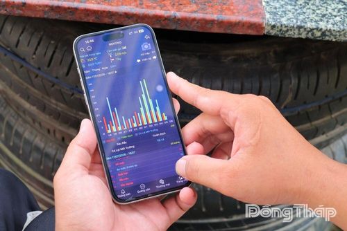 Dữ liệu từ hệ thống quan trắc sâu bệnh, thời tiết và môi trường được cập nhật liên tục trên ứng dụng điện thoại, hỗ trợ nông dân đưa ra quyết định sản xuất dựa trên dữ liệu.