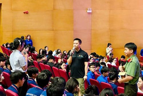  Chuyên gia an ninh mạng Ngô Minh Hiếu chia sẻ kỹ năng an toàn trên không gian mạng với học sinh, sinh viên tỉnh Gia Lai cuối năm 2025. Ảnh: T.Y 