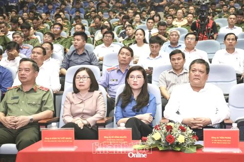 Đồng chí Trần Phong và các đại biểu tham dự buổi lễ.