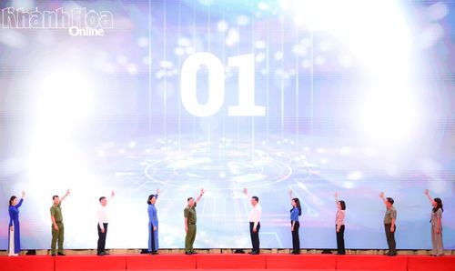 Các đại biểu Trung ương và tỉnh Khánh Hòa thực hiện nghi thức cam kết chung tay phòng, chống mua bán người.