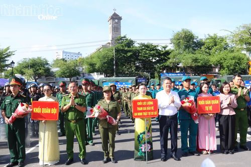 Thượng tướng Nguyễn Văn Long, Bí thư Tỉnh ủy Khánh Hòa Trần Phong cùng các đại biểu tặng hoa khích lệ các lực lượng tham gia diễu hành.