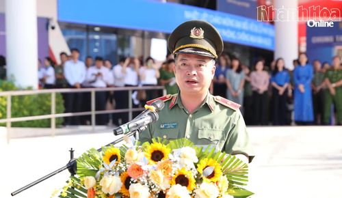 Thiếu tướng Nguyễn Hữu Phước phát biểu tại chương trình diễu hành biểu dương lực lượng của các đơn vị.