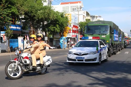 Các lực lượng diễu hành qua các tuyến phố.