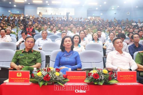 Thượng tướng Nguyễn Văn Long, đồng chí Nguyễn Thị Minh Hương và đồng chí Nguyễn Việt Hùng tham dự buổi lễ.
