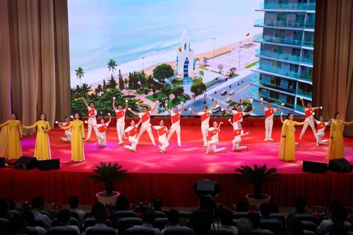 Biểu diễn văn nghệ tại buổi lễ.