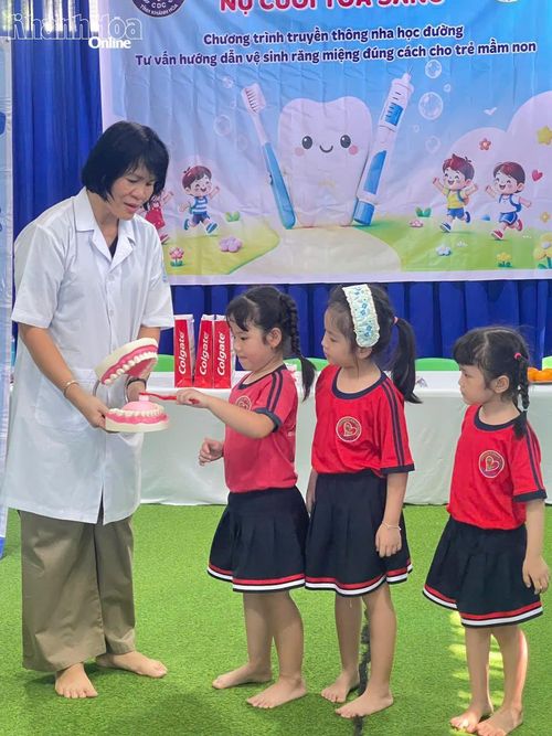 Các trẻ được thực hành cách chải răng đúng cách.