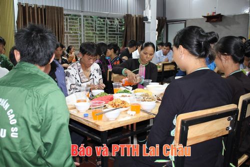 Công nhân Đội cao su Nậm Cuổi tham dự "Bữa cơm công đoàn".