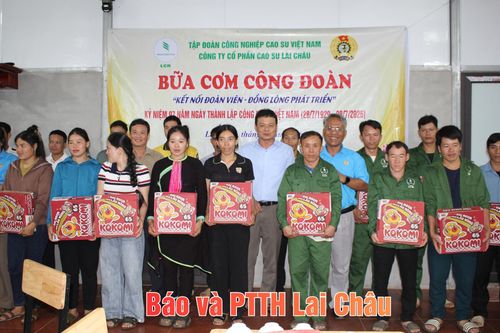 Công đoàn và Ban lãnh đạo Công ty cổ phần cao su Lai Châu tặng quà cho người lao động Đội cao su Nậm Cuổi.