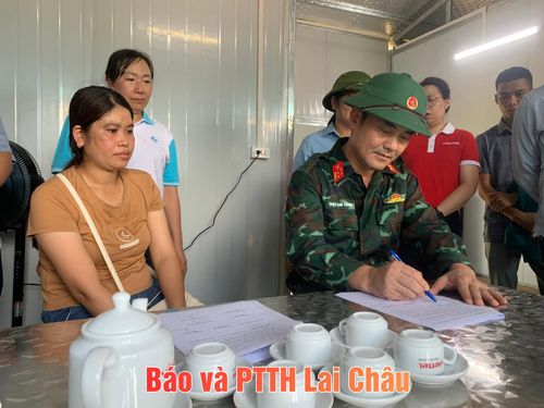 Đại tá Triệu Kim Thắng - Chính ủy Bộ CHQS tỉnh ký biên bản bàn giao nhà cho các hộ ảnh hưởng thiên tai. 
