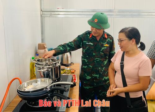 Nhiều vật dụng gia đình được trao tặng, bàn giao tại buổi bàn giao nhà mới cho các hộ ảnh hưởng thiên tai. 