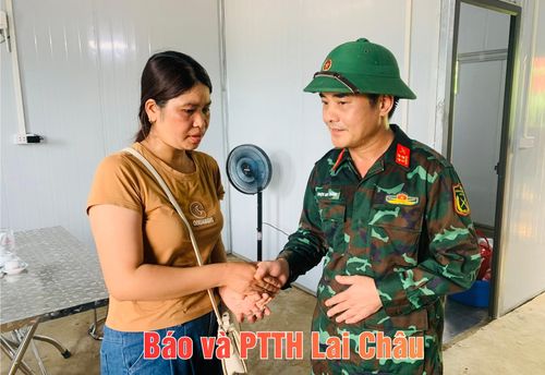 Tại buổi bàn giao nhà, Đại tá Triệu Kim Thắng - Chính ủy Bộ CHQS tỉnh thăm hỏi, động viên các hộ được bàn giao nhà sớm ổn định cuộc sống sau thiên tai. 