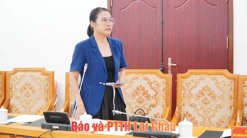Đại diện Báo Nông nghiệp và Môi trường đặt câu hỏi tại buổi họp báo.