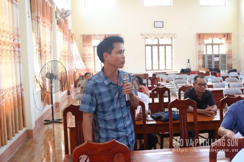 Người dân thôn Minh Sơn, xã Tuấn Sơn phát biểu ý kiến về việc đặt tên thôn
