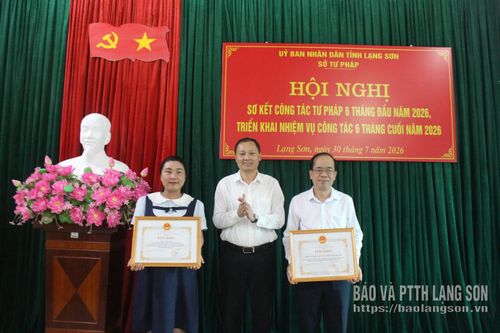 Thừa ủy quyền, lãnh đạo Sở Tư pháp trao bằng khen của Chủ tịch UBND tỉnh cho tập thể, cá nhân vì đã có thành tích xuất sắc trong các phong trào thi đua chuyên đề