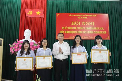 Thừa ủy quyền, lãnh đạo Sở Tư pháp trao bằng khen của Chủ tịch UBND tỉnh cho tập thể, cá nhân đạt thành tích hai năm liên tục hoàn thành xuất sắc nhiệm vụ (2024 - 2025)