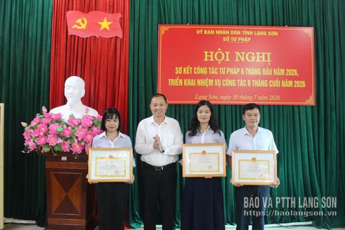Thừa ủy quyền, lãnh đạo Sở Tư pháp trao bằng khen của Bộ trưởng Bộ Tư pháp cho tập thể, cá nhân có thành tích xuất sắc trong phong trào thi đua theo chuyên đề “Đoàn kết, trách nhiệm, chủ động, tinh gọn, hiệu quả, thi đua về đích sớm các nhiệm vụ được giao”