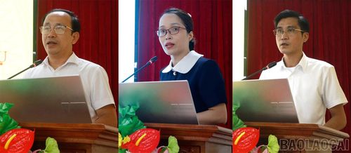 Đồng chí Nguyễn Quang Trung - Phó Bí thư Thường trực Đảng ủy xã và Trưởng Ban Xây dựng Đảng, công chức Ban Xây dựng Đảng trực tiếp truyền đạt các nội dung cốt lõi tại hội nghị.