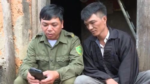 Anh Tráng A Sa động viên, trao đổi với Phà Xá Hờ thôn Lao Chải, xã Y Tý.