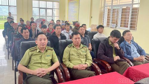 Đại biểu và người dân dự hội nghị.