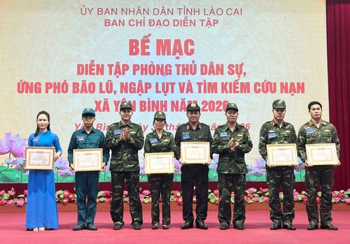 Lãnh đạo UBND xã Yên Bình trao giấy khen cho các tập thể, cá nhân có thành tích xuất sắc trong công tác tổ chức và tham gia diễn tập.