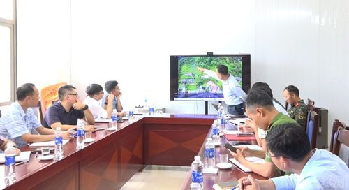 Lãnh đạo xã Tú Lệ báo cáo tình trạng sạt lở tại thôn Nước Nóng.