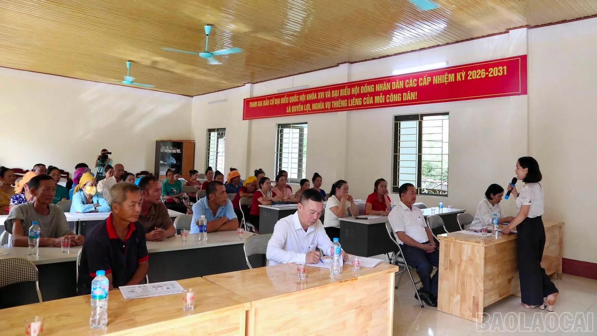 Cán bộ Trung tâm Dịch vụ tổng hợp phường Nghĩa Lộ hướng dẫn người dân cách nhận biết bệnh trên đàn gia súc và gia cầm.