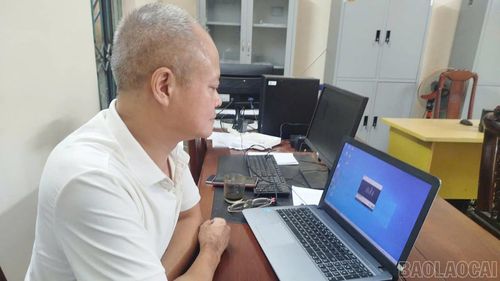 Cán bộ Trung tâm Dịch vụ tổng hợp xã Bảo Ái phát bản tin cảnh báo mưa bão trên hệ thống đài truyền thanh thông minh của xã.