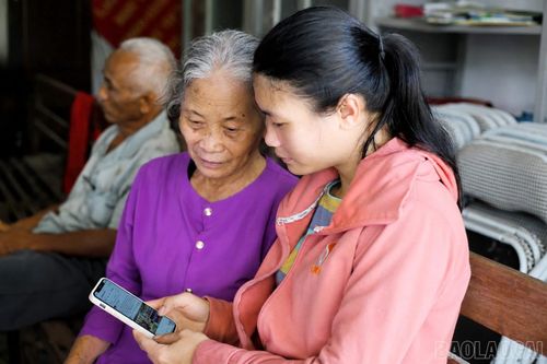 Người dân xã Bảo Ái tiếp cận thông tin chính thống trên các nền tảng số bằng điện thoại thông minh.