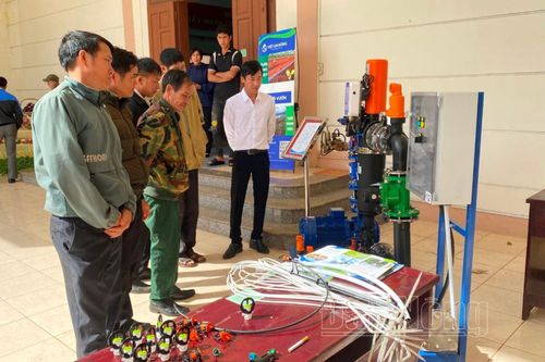 Nông dân xã Đức An quan tâm ứng dụng công nghệ tưới tiêu gắn với thiết bị không dây trong điều hành hoạt động nông trại.