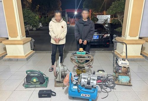 Tang vật phát hiện tại nhà riêng của 2 đối tượng bị Công an xã Hiệp Thạnh bắt giữ