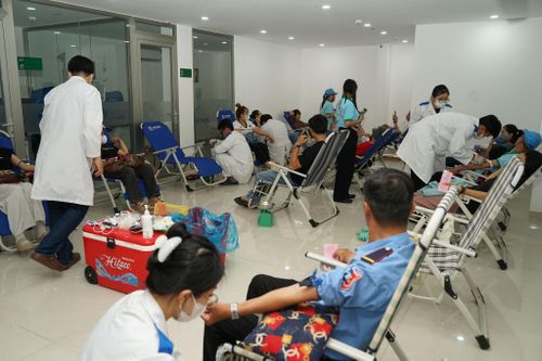 Đông đảo tình nguyện viên hiến máu tại chương trình “Giọt hồng yêu thương” lần thứ 5