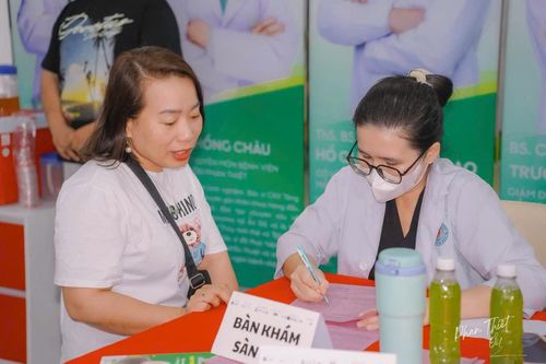 Chị Huỳnh Thị Mỹ Liên khám sàng lọc trước khi hiến máu.