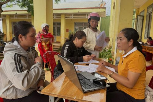 Cán bộ, giáo viên, nhân viên Trường phổ thông nội trú liên cấp TH và THCS Quảng Trực tiếp nhận hồ sơ của người dân kể cả những giờ ngoài hành chính để kịp tiến độ.