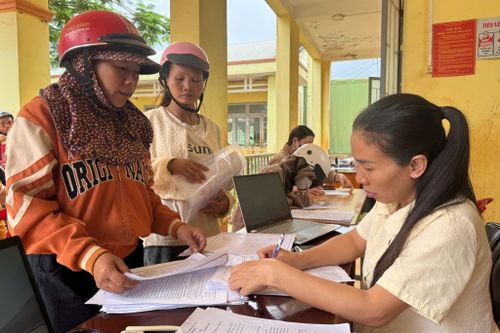 Cô giáo Chu Thị Thanh hướng dẫn bà con nộp hồ sơ