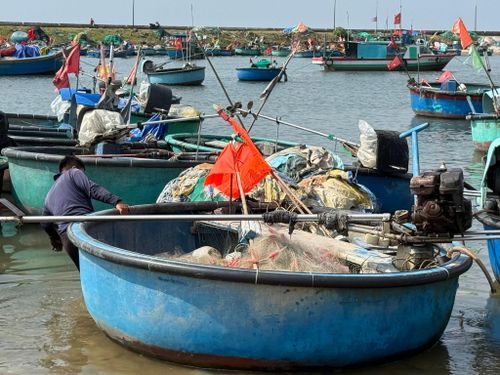 Đánh bắt, khai thác hải sản tại phường Tiến Thành.