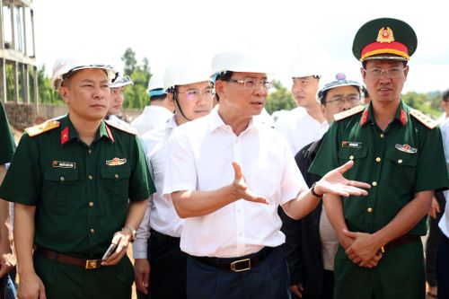 Ủy viên Ban Chấp hành Trung ương Đảng, Phó Bí thư Tỉnh ủy, Chủ tịch UBND tỉnh Lâm Đồng Hồ Văn Mười yêu cầu nhà thầu thi công đẩy nhanh tiến độ các dự án Trường nội trú liên cấp biên giới Quảng Trực