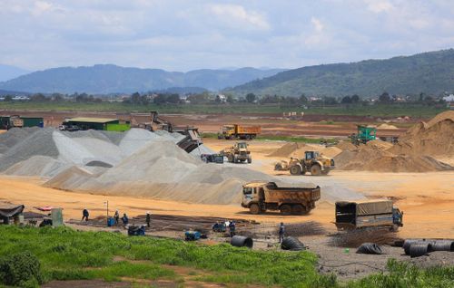 Đơn vị thi công đẩy nhanh tiến độ tại công trường Cảng hàng không quốc tế sân bay Liên Khương (Ảnh: Nguyễn Nghĩa)